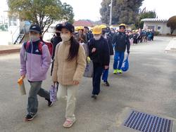 5・6年生芸術鑑賞会に向けて出発