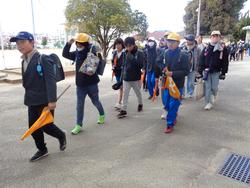 5・6年生芸術鑑賞会に向けて出発