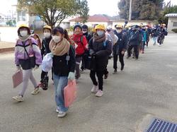 5・6年生芸術鑑賞会に向けて出発