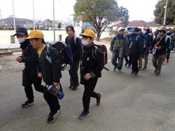 5・6年生芸術鑑賞会に向けて出発