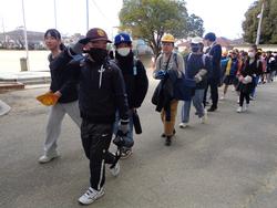 5・6年生芸術鑑賞会に向けて出発