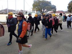 5・6年生芸術鑑賞会に向けて出発