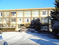 雪がいっぱいの三樹小学校