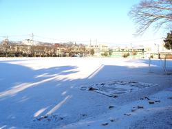 雪がいっぱいの三樹小学校
