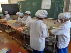 1年生給食の時間