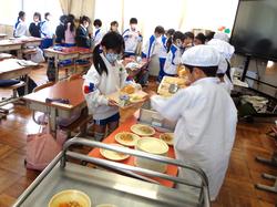 1年生給食の時間