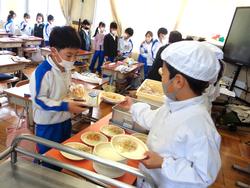 1年生給食の時間