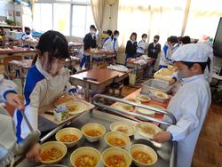 1年生給食の時間