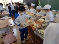 1年生給食の時間