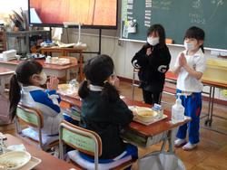 1年生給食の時間