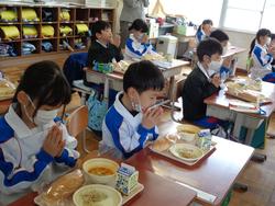 1年生給食の時間