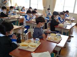 1年生給食の時間