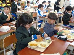 1年生給食の時間