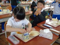 1年生給食の時間