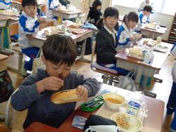 1年生給食の時間