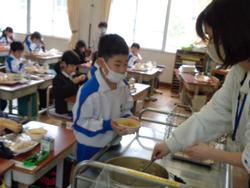 1年生給食の時間