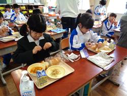 1年生給食の時間
