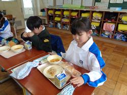 1年生給食の時間
