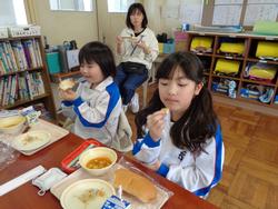 1年生給食の時間