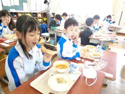 1年生給食の時間