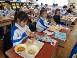 1年生給食の時間