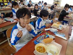 1年生給食の時間