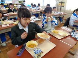 1年生給食の時間