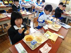 1年生給食の時間