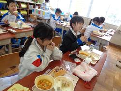 1年生給食の時間