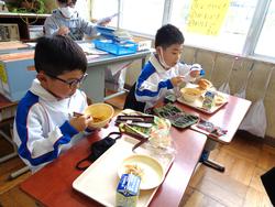1年生給食の時間