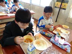 1年生給食の時間