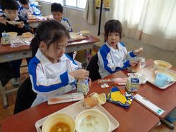 1年生給食の時間