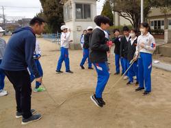 6年2組8の字跳び大会に向けて練習