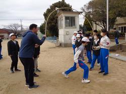 6年2組8の字跳び大会に向けて練習
