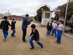 6年2組8の字跳び大会に向けて練習