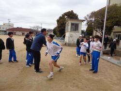 6年2組8の字跳び大会に向けて練習