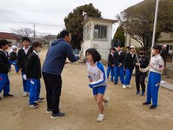 6年2組8の字跳び大会に向けて練習