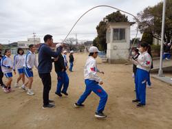 6年2組8の字跳び大会に向けて練習