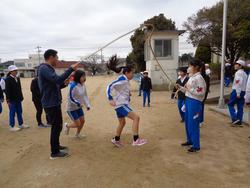 6年2組8の字跳び大会に向けて練習