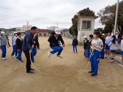 6年2組8の字跳び大会に向けて練習