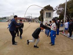 6年2組8の字跳び大会に向けて練習