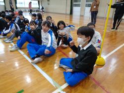 学級対抗8の字跳び大会の様子