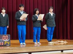 学級対抗8の字跳び大会の様子