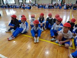 学級対抗8の字跳び大会の様子