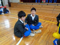 学級対抗8の字跳び大会の様子