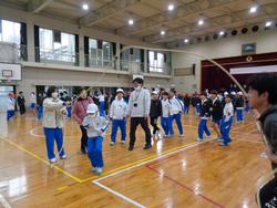 学級対抗8の字跳び大会の様子