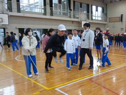 学級対抗8の字跳び大会の様子