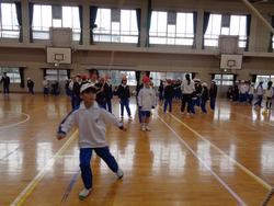 学級対抗8の字跳び大会の様子