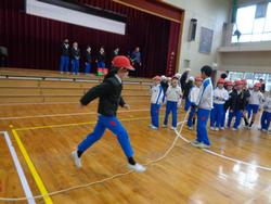 学級対抗8の字跳び大会の様子