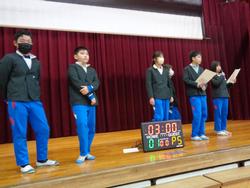 学級対抗8の字跳び大会の様子